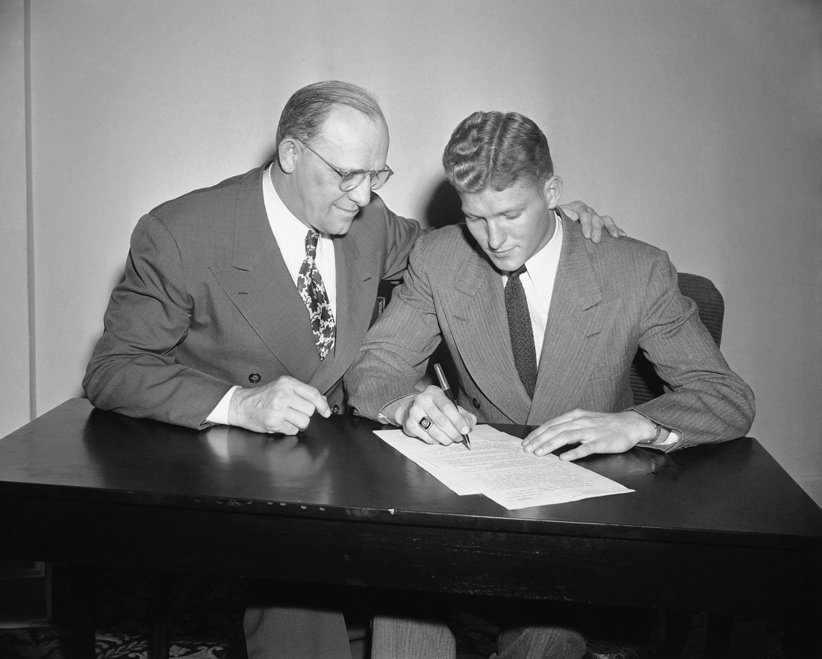 George Halas signs Bob Fenimore